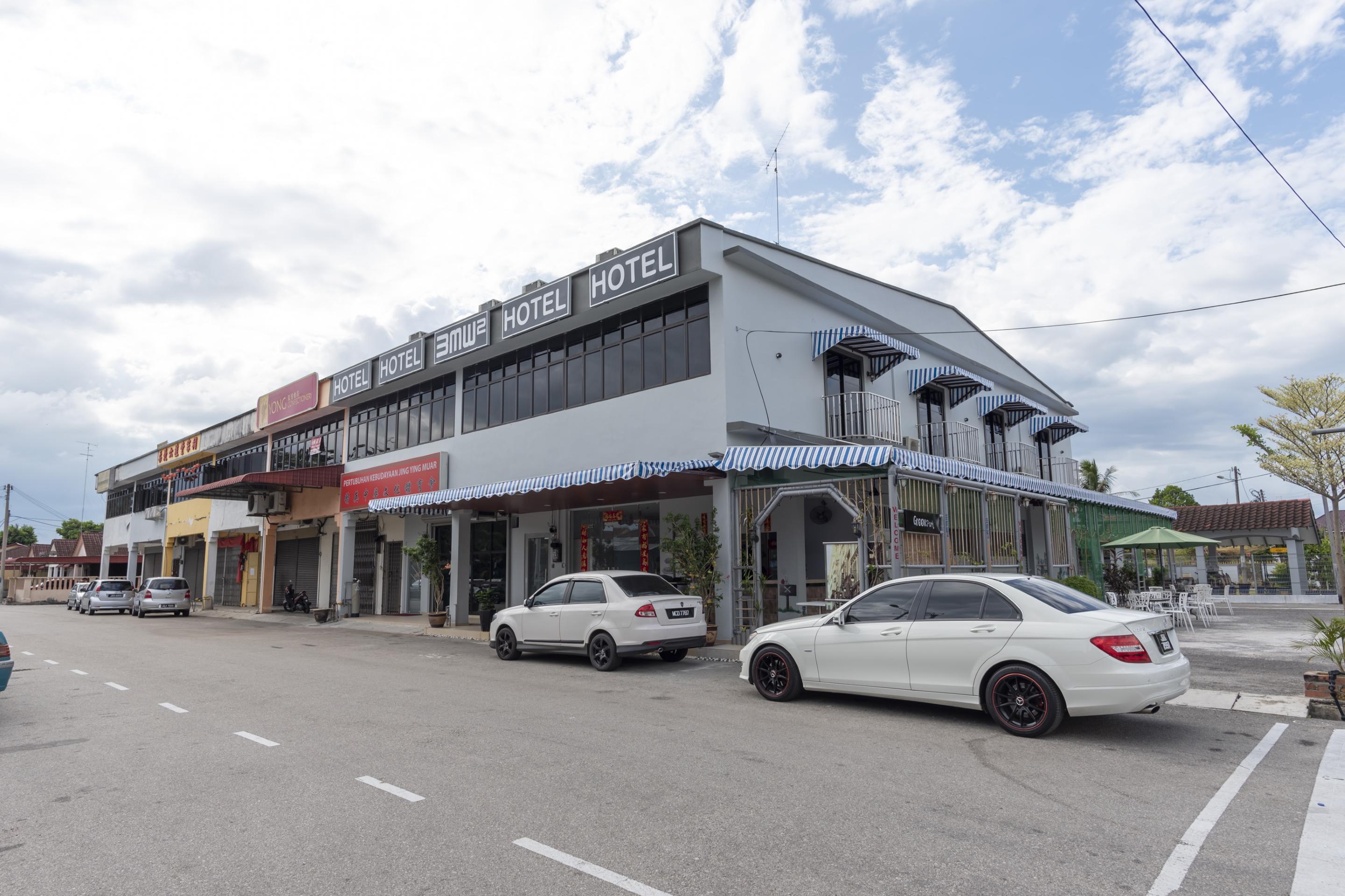 Oyo 778 Bmw 2 Hotel Muar Exterior foto