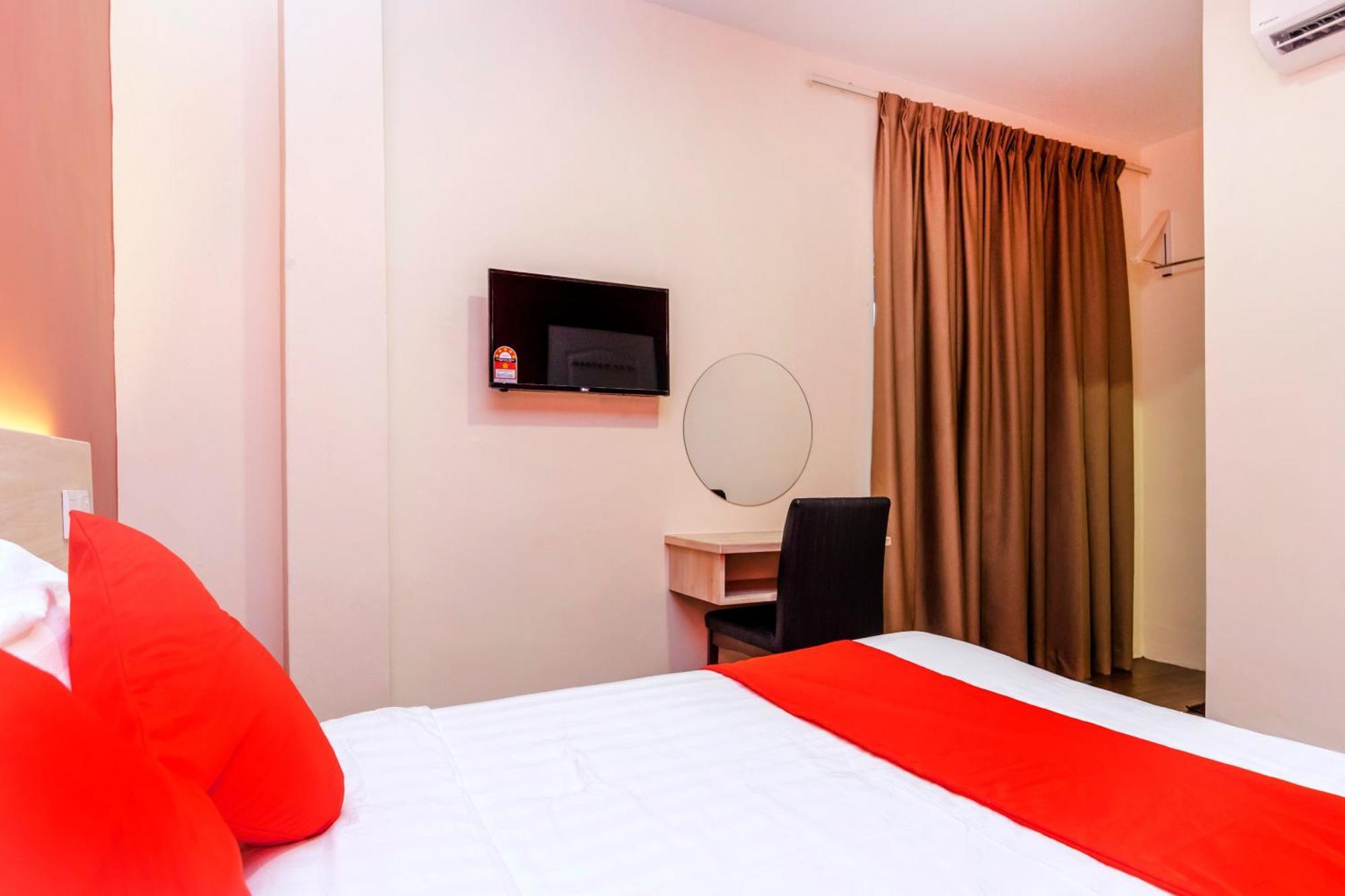 Oyo 778 Bmw 2 Hotel Muar Exterior foto