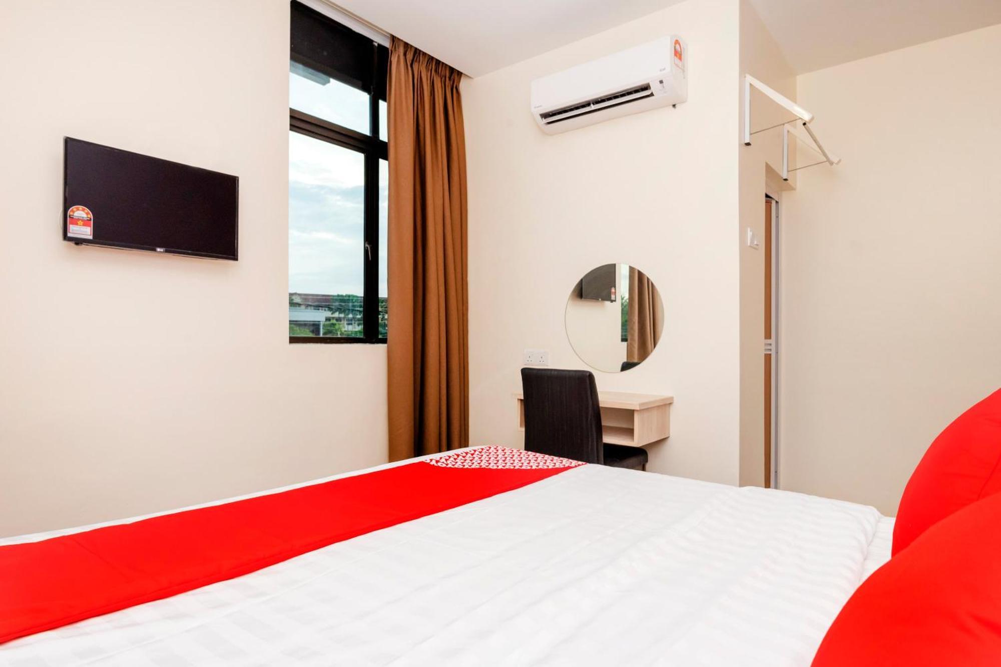 Oyo 778 Bmw 2 Hotel Muar Exterior foto